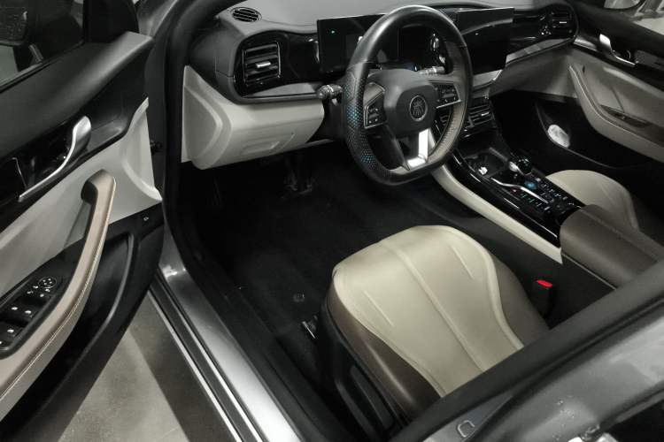 Used BYD Qin PLUS 2024 HONOR Edition DM-i 55KM Leading Model Driver Seat