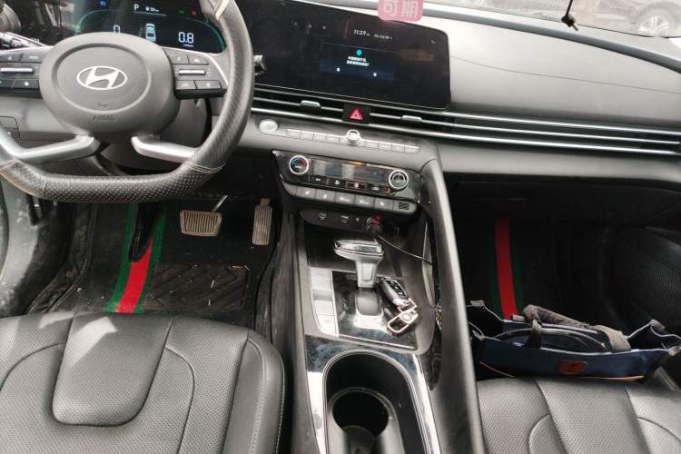 Used Hyundai Elantra 2023 1.5L CVT LUX Prestige Edition Gear Lever