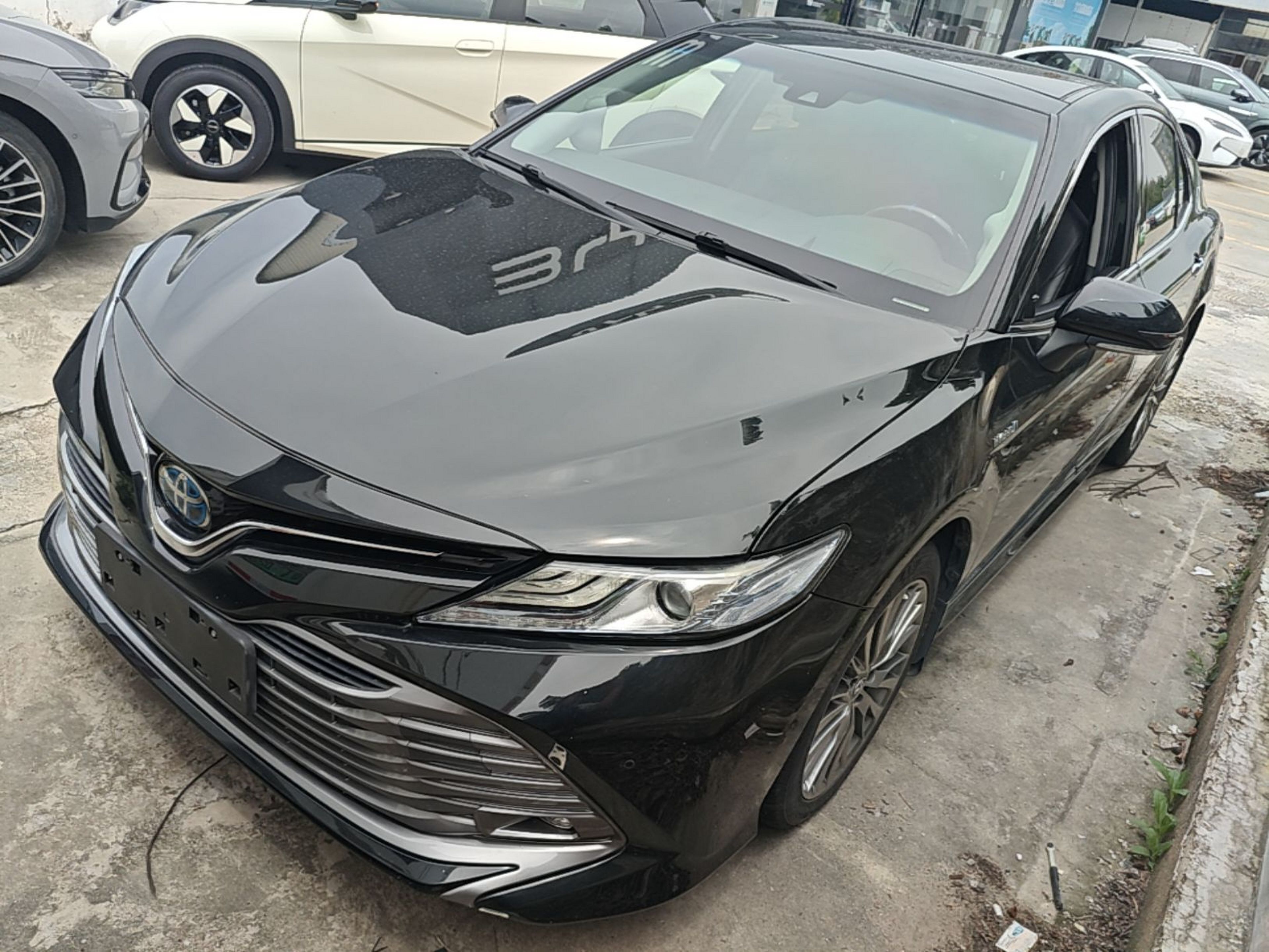 Под передней частью автомобиля