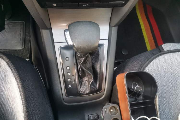 Used Skoda Octavia 2010 1.6L Automatic Eado Edition Gear Lever