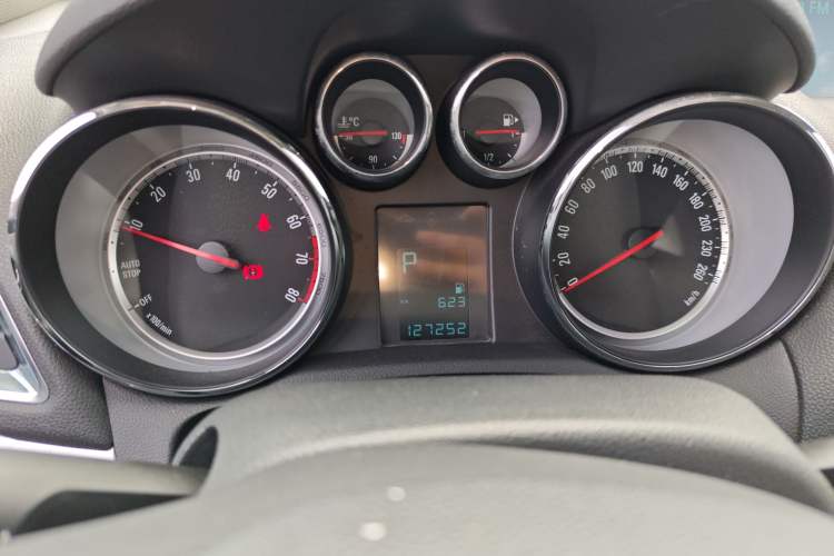 Used Buick Encore 2015 1.4T Automatic Two-Wheel Drive Urban Elite Version Instrument Cluster