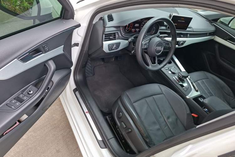 Used Audi A4L 2019 40 TFSI Fashion Edition China VI Emission Standard Driver Seat