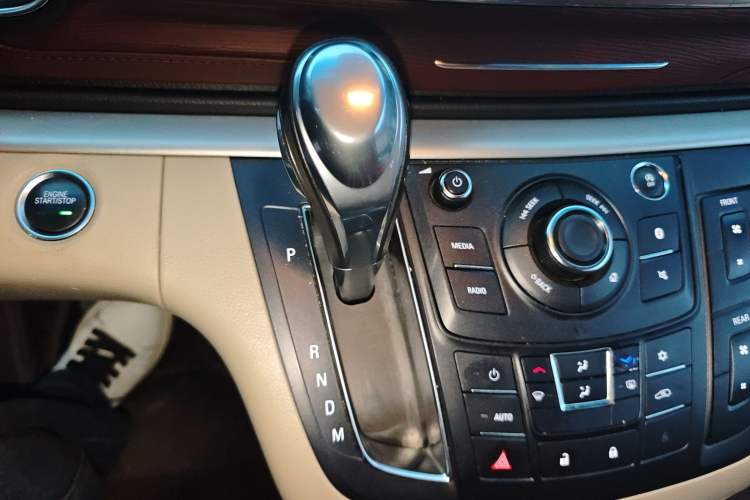 Used Buick GL8 2018 28T Luxury Model China VI Standard Gear Lever