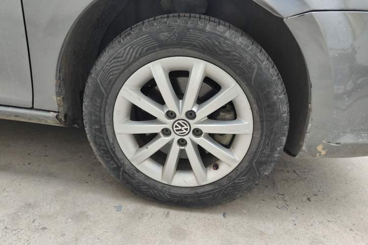 Used Volkswagen Bora 2012 1.6L Automatic Comfort Edition Right Front Wheel Hub