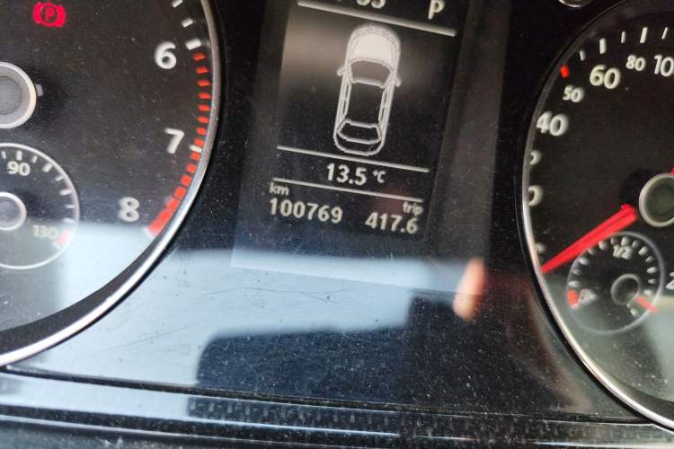 Used Volkswagen Magotan 2013 1.8TSI Luxury Model Odometer Close Up