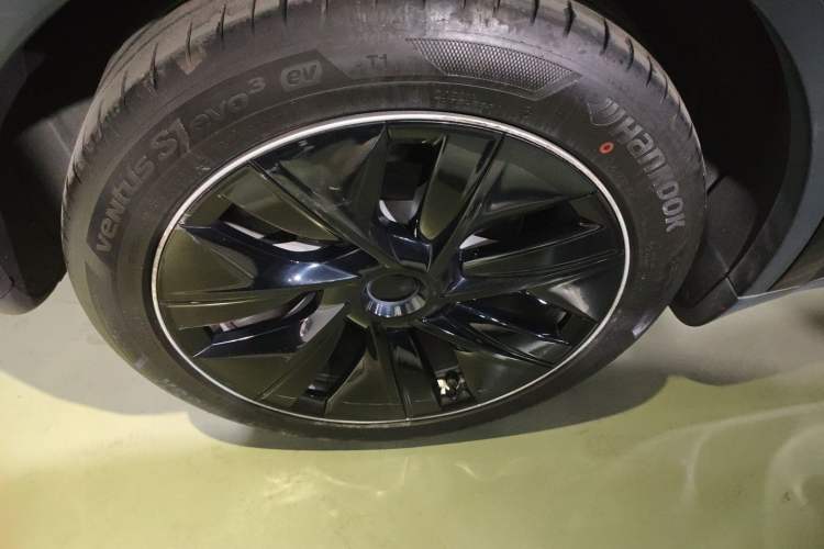 Used Tesla Model Y 2021 Long-Range All-Wheel-Drive Version 3D7 Right Rear Wheel Hub