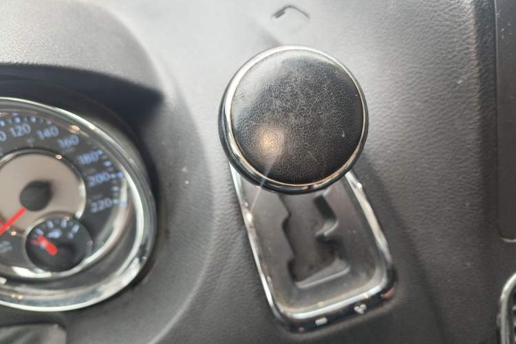 Used Chrysler Grand Voyager 2013 3.6L Luxury Edition Gear Lever