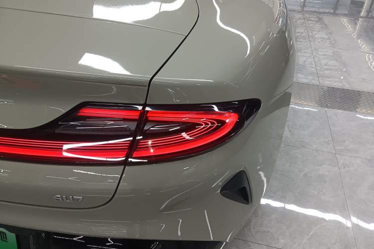 Used Xiaomi Auto SU7 2024 Rear-Drive Long-Range Intelligent Driving Version Right Rear Taillight