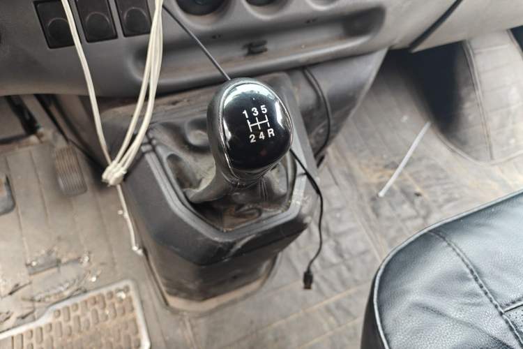 Used JMC Transit 2019 2.8T Commercial Version Long Wheelbase Mid-Roof 6-Seater Rear Single Tire China VI Emission Standard – JX493 Gear Lever