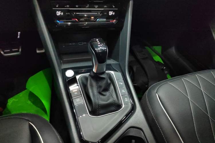 Used Volkswagen Tiguan L 2024 Outstanding Model 330TSI Automatic Two-Wheel Drive R-Line Dragon Glory Edition Gear Lever