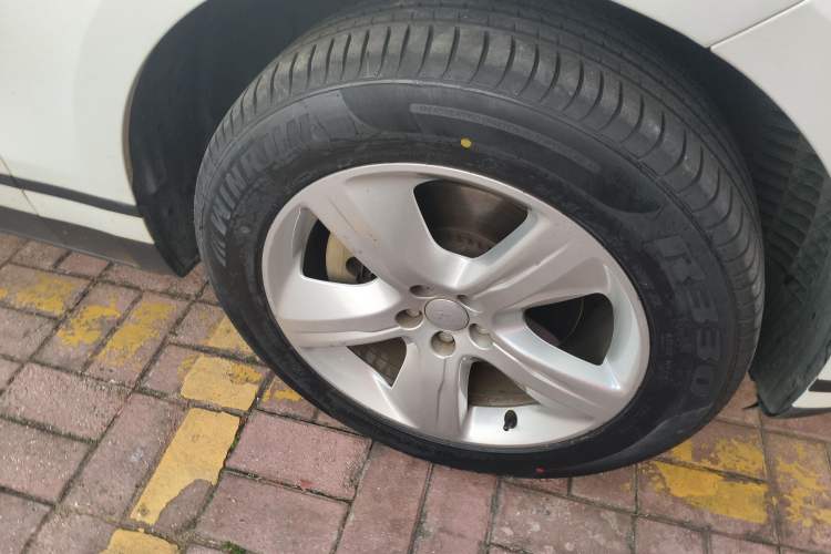 Used Land Rover Range Velar 2023 250 PS Right Front Wheel Hub