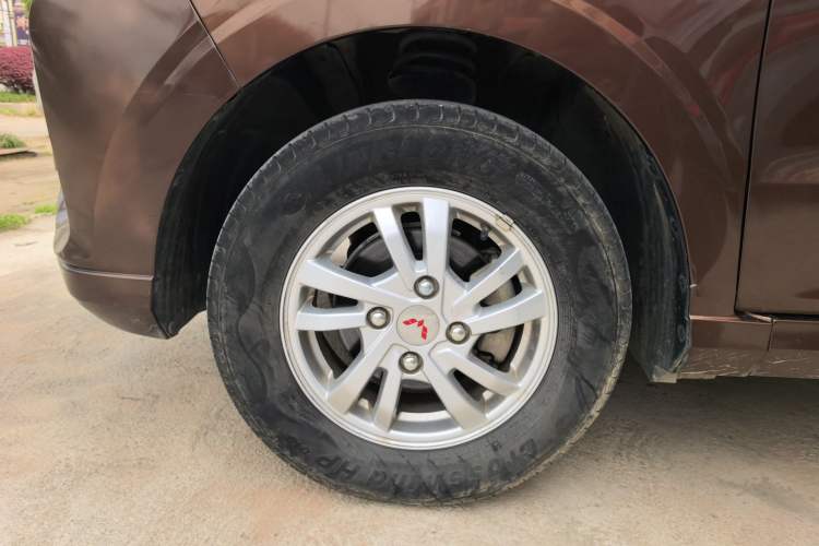 Used Wuling Hongguang 2018 1.5L S Standard Version L2B Left Front Wheel Hub