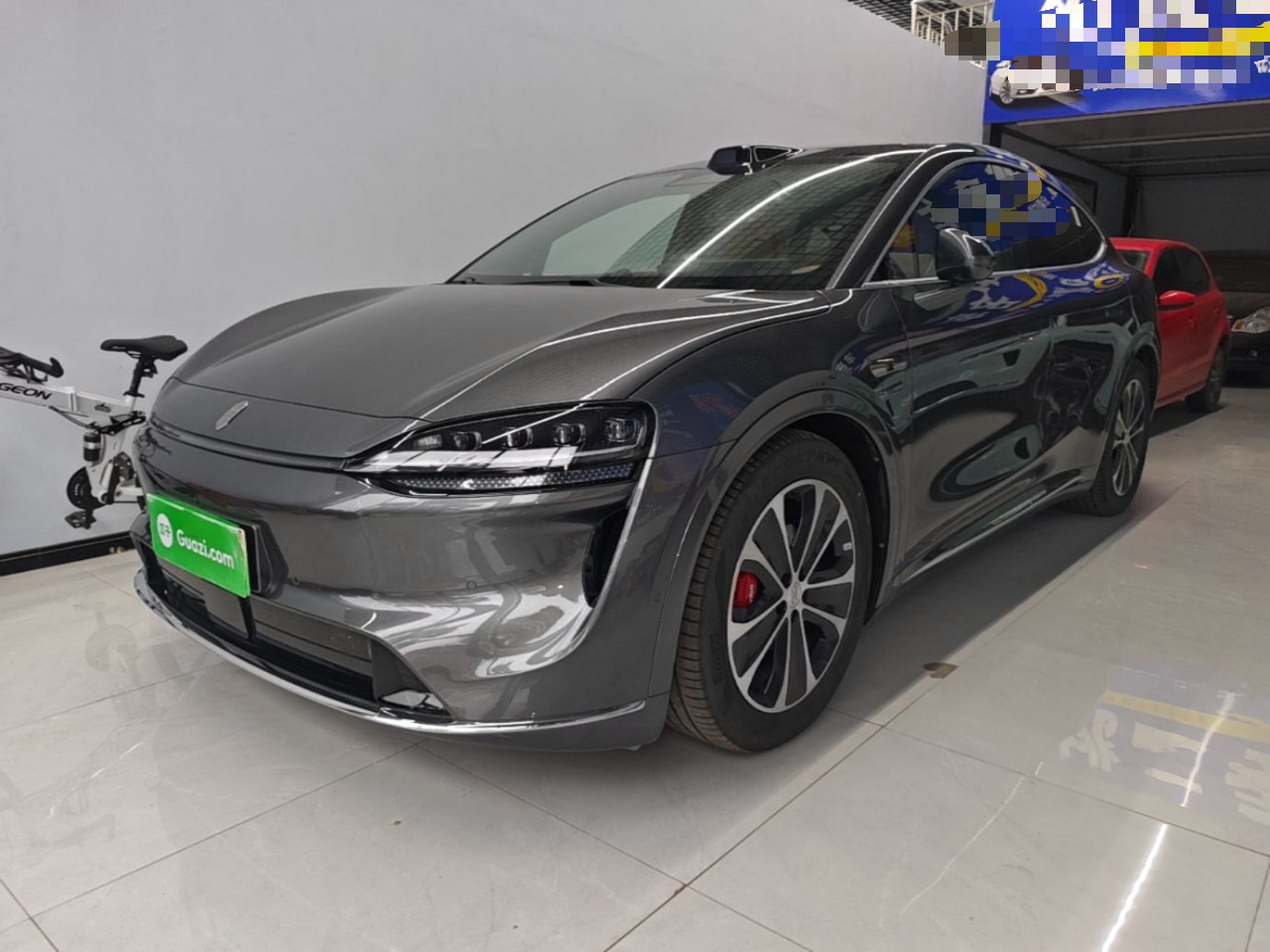 Unter der Vorderseite des Autos
