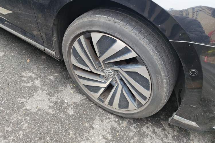 Used Volkswagen Magotan GTE Plug-in Hybrid 2020 GTE Prestige Model Right Front Wheel Hub