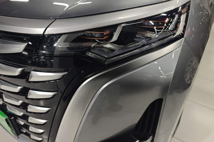 Used Denza D9 2022 DM-i 970 Four-Wheel Drive Prestige Model Left Front Headlight