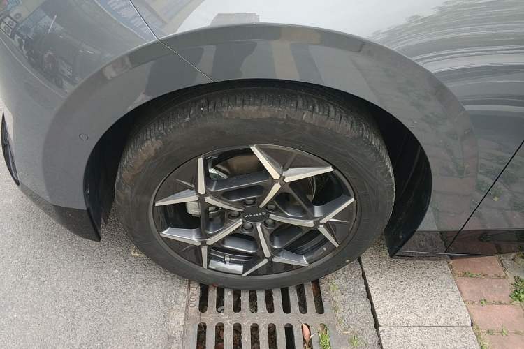 Used Lynk & Co Z20 2025 530 km Range Rear-Wheel Drive Max Left Front Wheel Hub