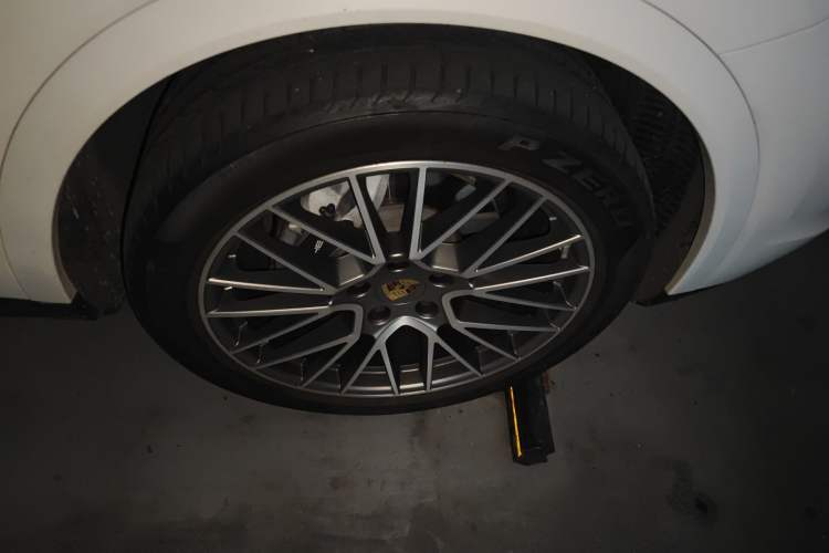 Used Porsche Cayenne 2023 Cayenne Coupé 3.0T Platinum Edition Right Front Wheel Hub