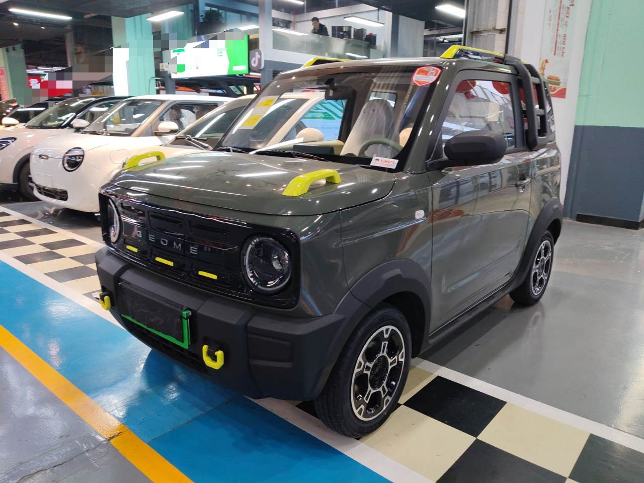 تحت مقدمة السيارة