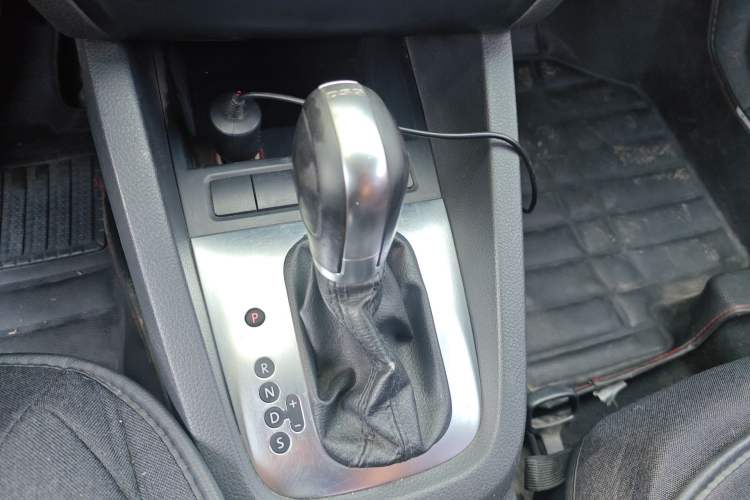 Used Volkswagen Sagitar 2014 1.4TSI Automatic Luxury Model Gear Lever