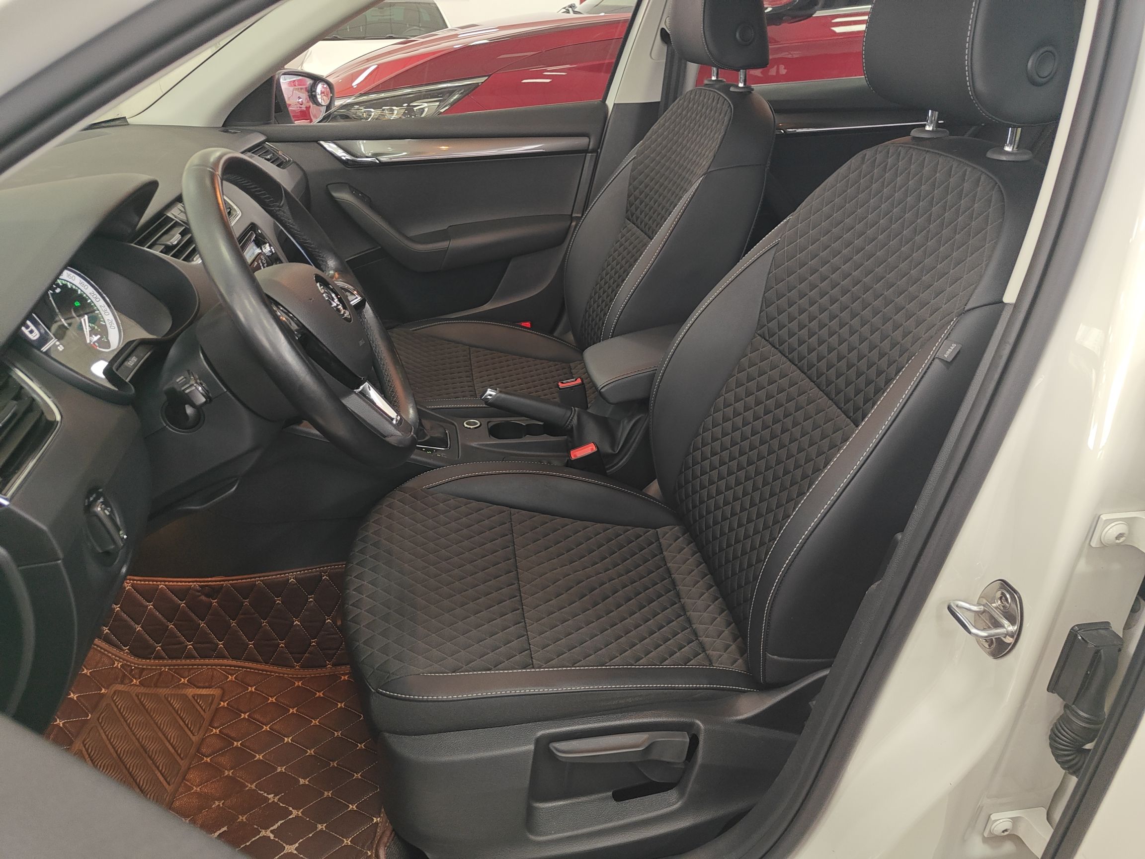 Переднее сиденье в автомобиле