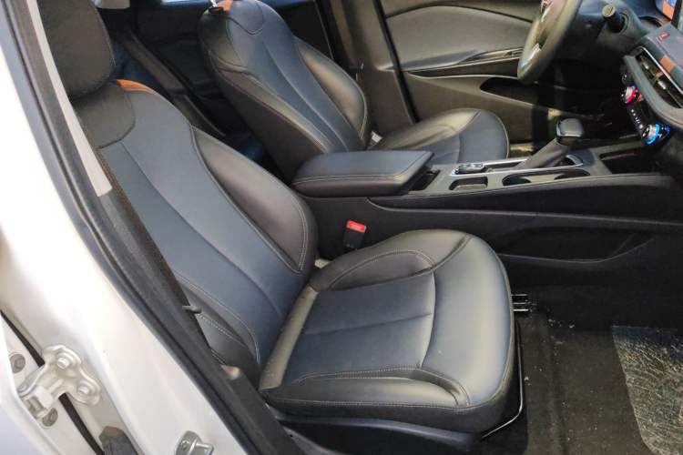 Used Buick Velite 6 2023 Revised Version 430 km Range – Commuter Edition Right Front Seat