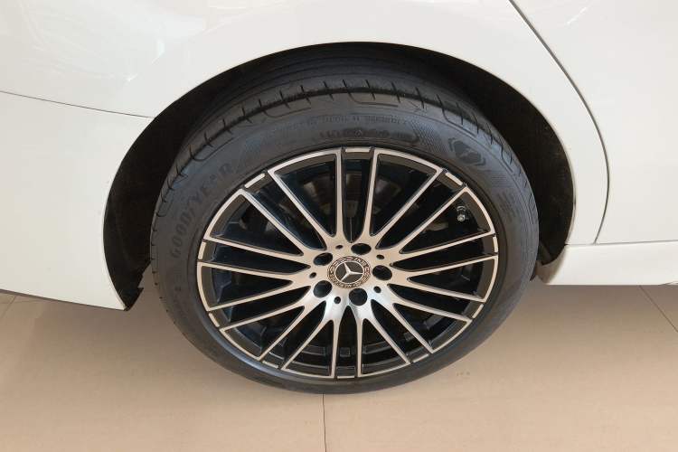 Used Mercedes-Benz C-Class 2023 Revised C 200 L Sport Edition Right Rear Wheel Hub