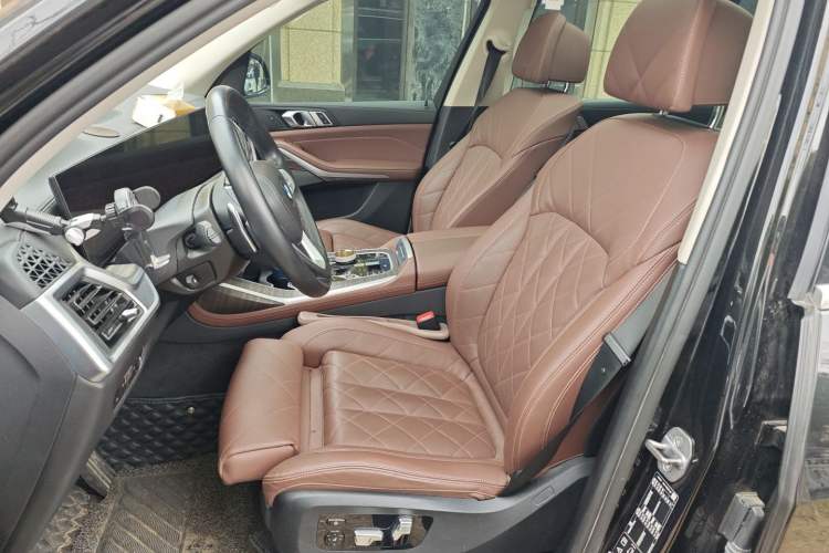 Used BMW X7 2023 xDrive40i Luxury Package with Leading Features