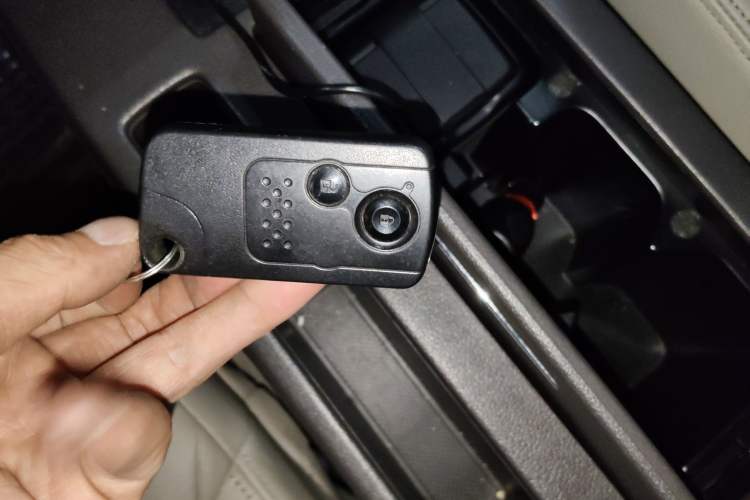 Used Honda CR-V 2012 2.4L four-wheel drive luxury version Vehicle Key