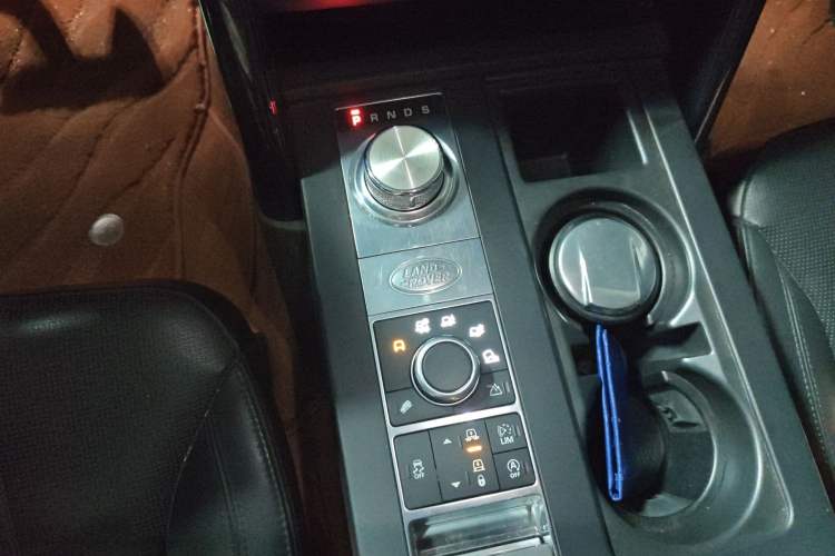 Used Land Rover Discovery 2017 3.0 SC V6 SE Gear Lever