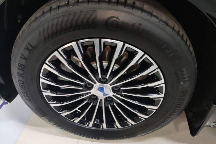 Used Denza D9 2022 DM-i 970 Four-Wheel Drive Flagship Model Left Front Wheel Hub