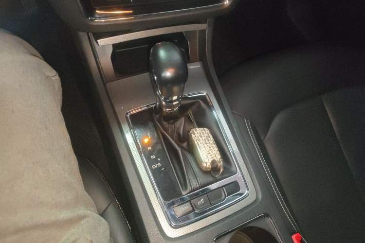 Used Roewe i6 2020 PLUS 1.6L CVT 4G Connected Glory Holographic Edition
