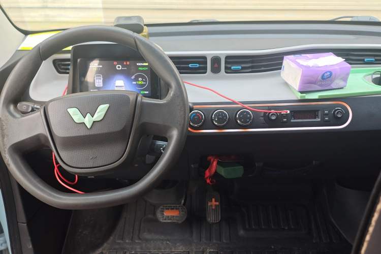 Used Wuling Hongguang MINIEV 2021 Macaron Fashion Model Lithium Iron Phosphate Center Console