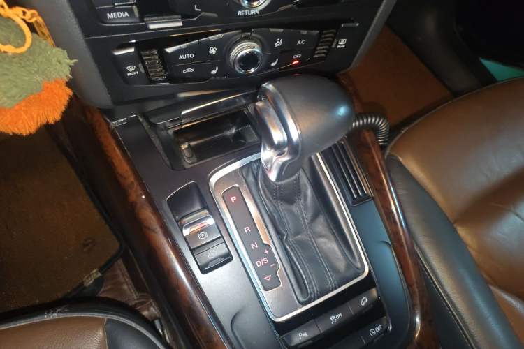 Used Audi Q5 2017 Plus 40 TFSI Ambition Model Gear Lever