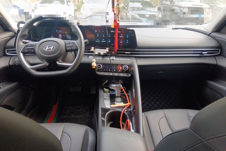 Used Hyundai Elantra 2023 1.5L CVT LUX Prestige Edition Center Console