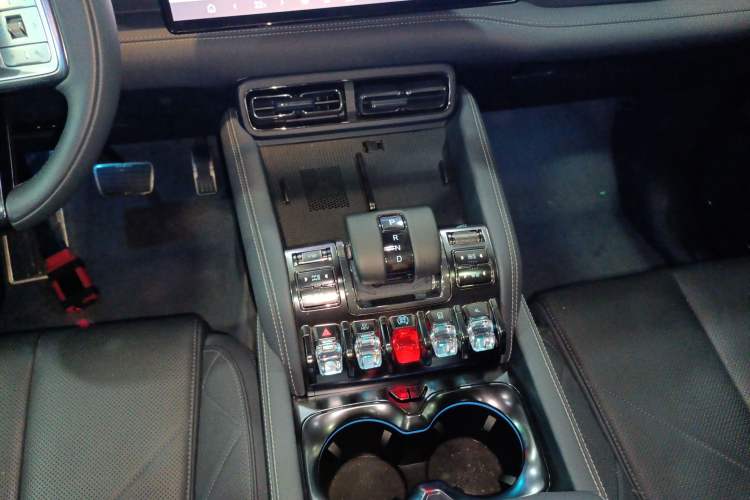 Used Formula Leopard 5 2023 Navigator Edition
