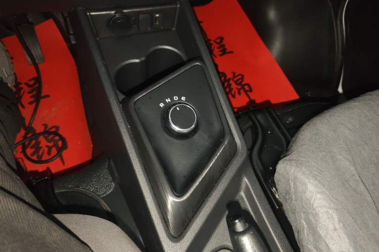 Used CHANGAN KAICHENG Ruixing EM80 2025 Wealth Edition Passenger Version Comfortable Model 6 Seats 300km Side-Hinged Doors Gear Lever