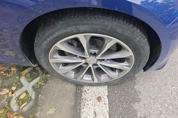 Used Cadillac CT5 2021 28T Advanced Sport Model Right Front Wheel Hub