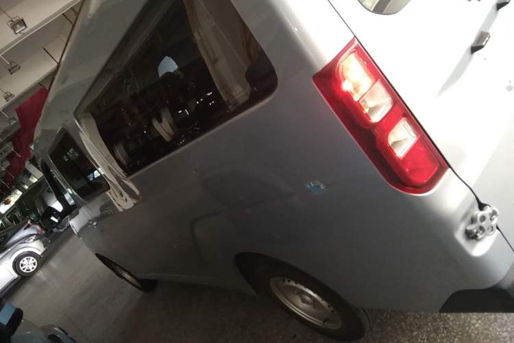 Used Wuling Yangguang 2024 300KM Comfort Version Passenger Van 75kW
