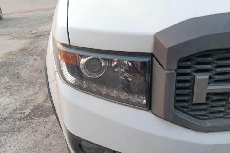 Used Huanghai N3 2019 2.4T Manual Two-Wheel Drive Sport Version China VI Standard 4K22D4T
