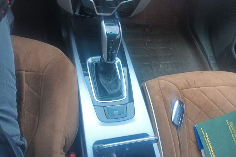 Used Luxgen U6 SUV 2014 2.0T ZhiZun Model Gear Lever