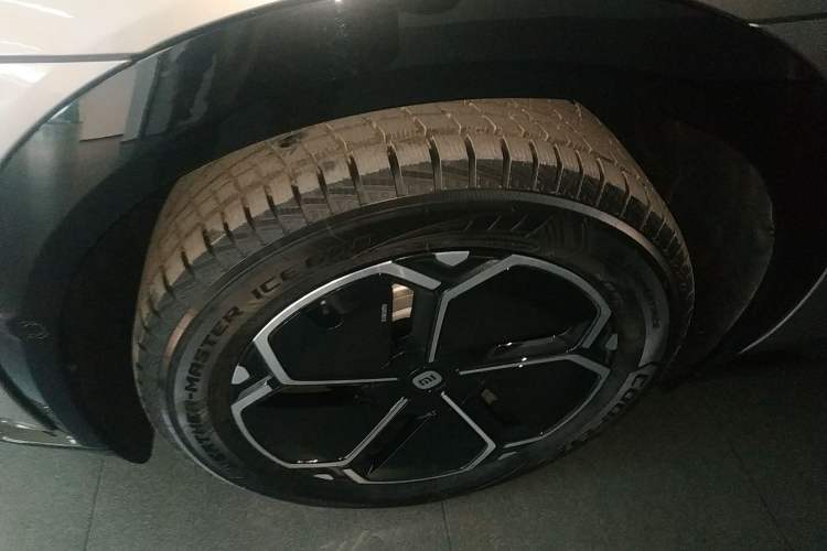 Used Xiaomi Auto YU7 2025 Ultra-Long Range Rear-Wheel Drive Version Left Front Wheel Hub