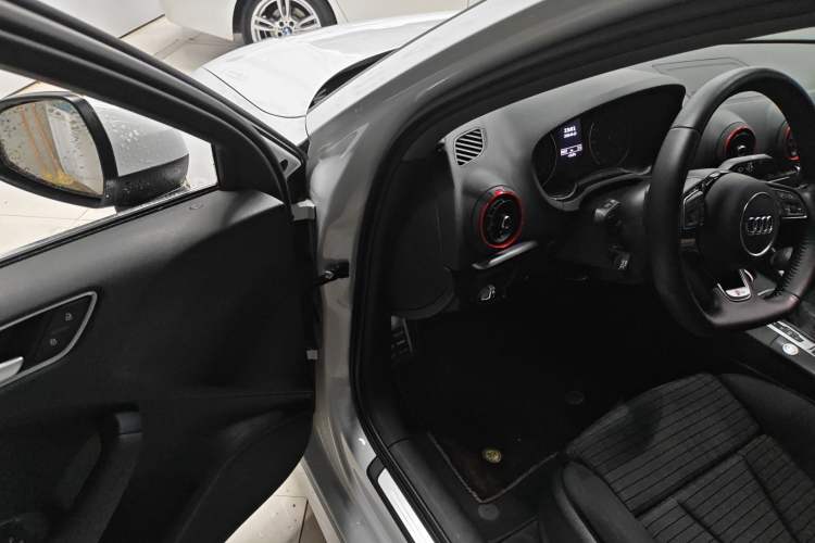 Used Audi A3 2020 Limousine 35 TFSI Sporty Version China VI Driver Seat