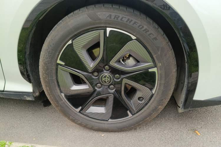 Used Toyota bZ3 2023 616 km Long-Range Premium Right Front Wheel Hub