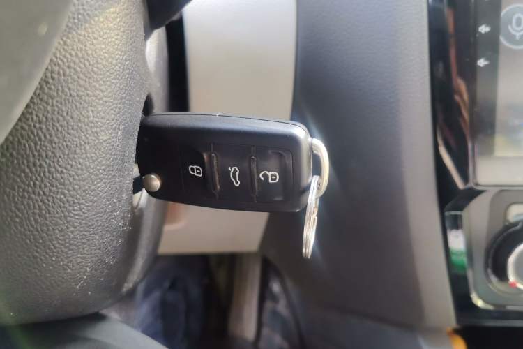 Used Volkswagen Sagitar 2015 1.6L Manual Comfort Model Vehicle Key