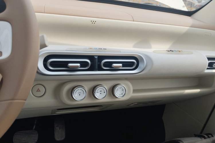 Used Wuling Hongguang MINIEV 2024 3rd Generation 215km Youth Edition Audio And AC Panel
