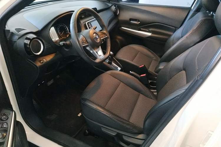 Used Nissan Kicks 2017 1.5L CVT Smart Drive Edition Left Front Seat