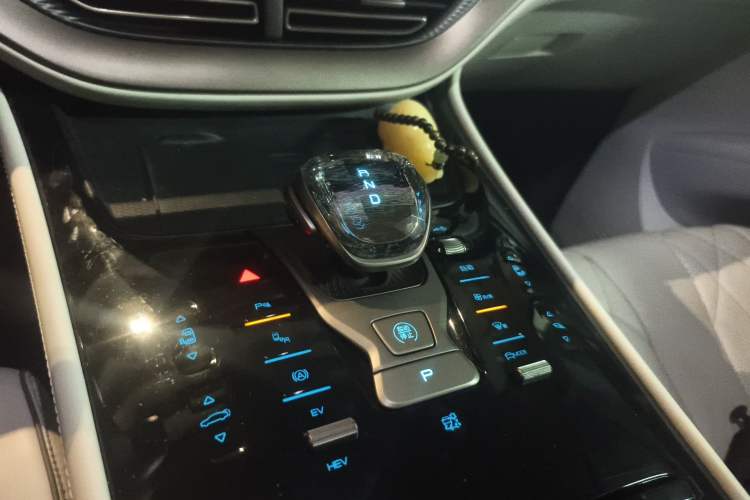 Used Denza D9 2022 DM-i 1040 Prestige Model
