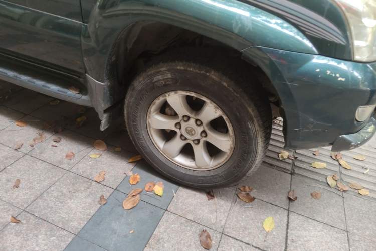 Used Toyota Prado 2004 GX 2.7 Automatic Model Right Front Wheel Hub