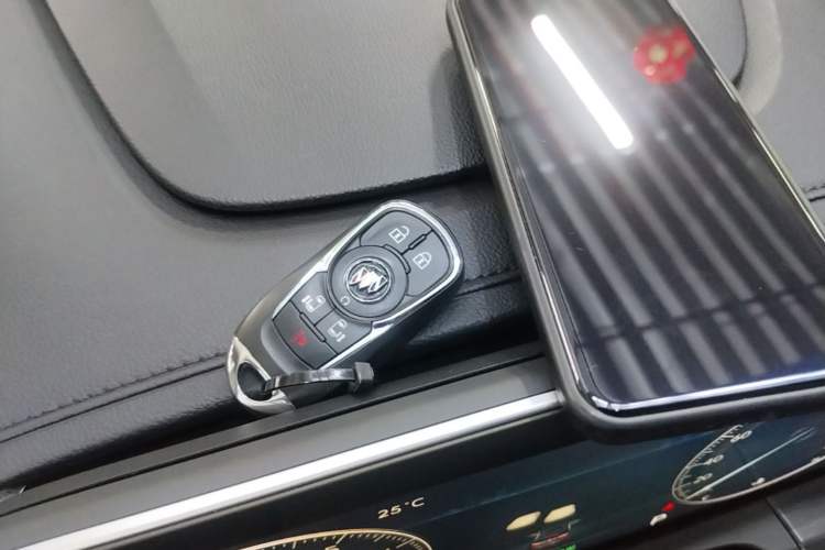 Used Buick GL8 2022 ES Landtrek 653T Luxury Edition