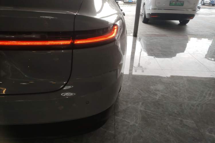 Used Nio ET7 2022 75 kWh Right Rear Taillight